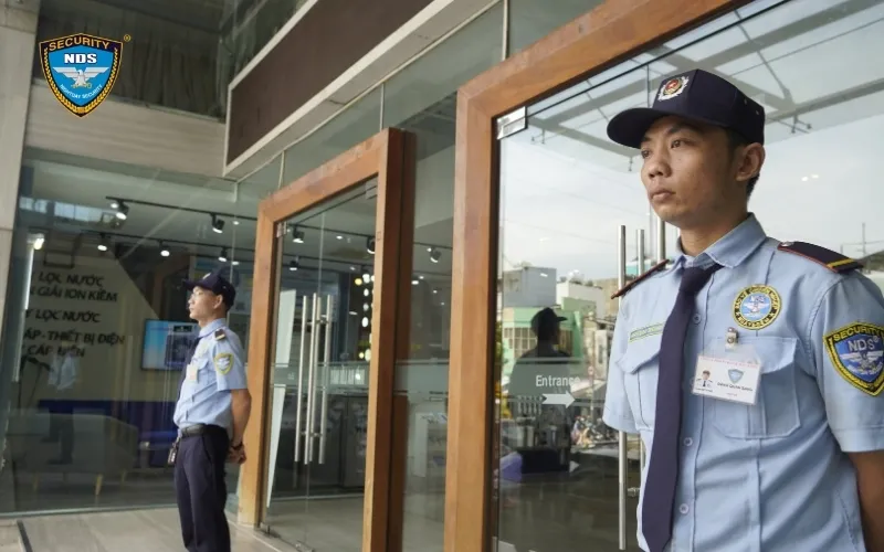 Nhân viên bảo vệ người gác cổng 24/7 cho sự bình yên mỗi ngày